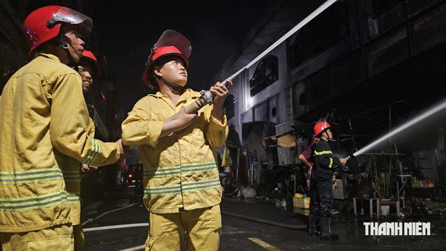 Huy động lực lượng 'khủng’ để khống chế đám cháy trong khu vực chợ Biên Hòa- Ảnh 5.