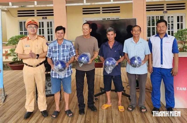 CSGT Lâm Đồng đưa lớp học lái xe an toàn đến với người dân- Ảnh 2.