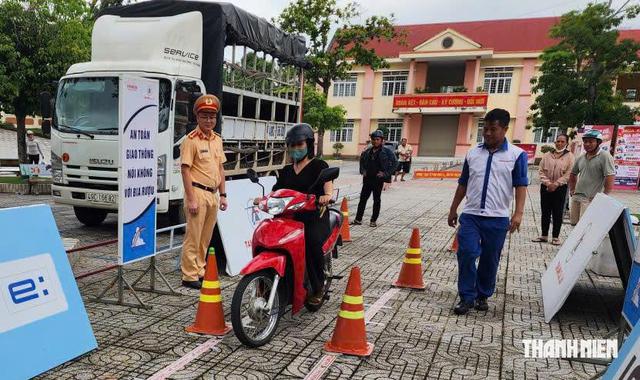 CSGT Lâm Đồng đưa lớp học lái xe an toàn đến với người dân- Ảnh 1.