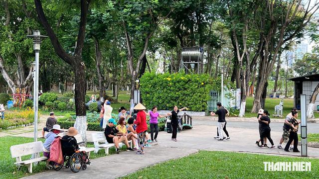 Dậy sớm tập thể dục 'toàn người lớn tuổi'- Ảnh 1.