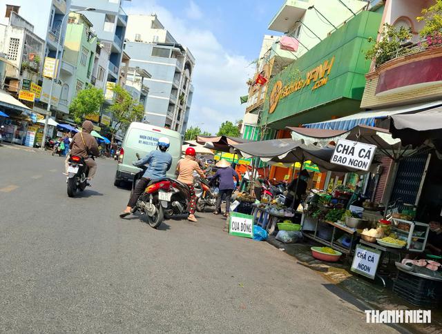 Buôn bán lấn chiếm lòng, lề đường - Ảnh 1.
