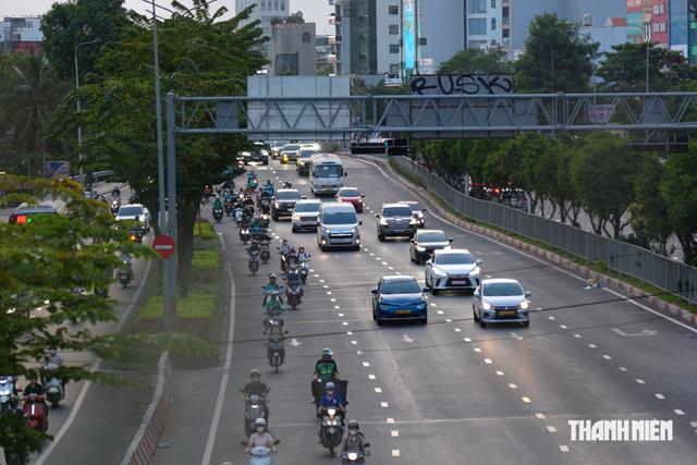 Phân biệt biển hai mũi tên quay ngược chiều, khác nhau hình dạng thế nào? - Ảnh 2.
