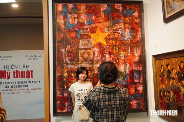 Tình quân dân trong bão lũ đến với triển lãm mỹ thuật- Ảnh 1.