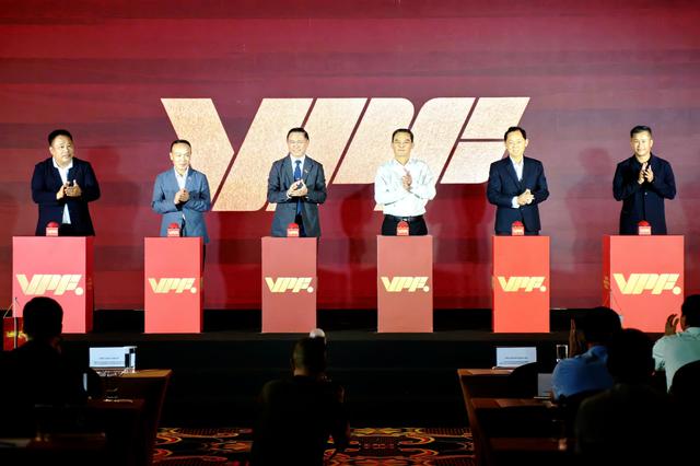 B&oacute;ng đ&aacute; Việt Nam v&agrave; VPF kho&aacute;c bộ nhận diện mới: Chuy&ecirc;n nghiệp v&agrave; đẳng cấp hơn- Ảnh 2.
