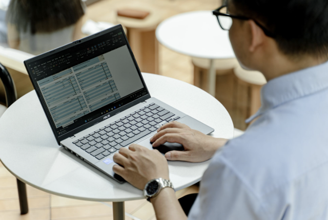 Lựa chọn laptop AI nào như món đầu tư xứng đáng cho 4 năm đại học? - Ảnh 1.