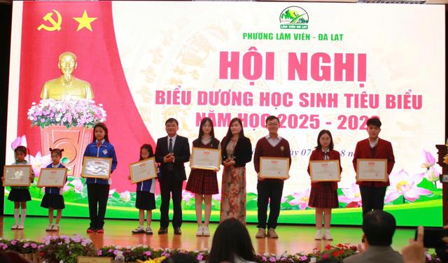 L&acirc;m Đồng: Khen thưởng hơn 300 học sinh để nu&ocirc;i dưỡng kh&aacute;t vọng học tập - Ảnh 1.