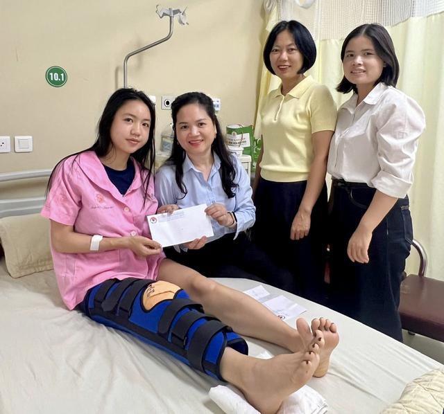 'Hot girl' Trần Thị Duyên phẫu thuật thành công chấn thương dây chằng, lãnh đạo VFF thăm hỏi- Ảnh 1.