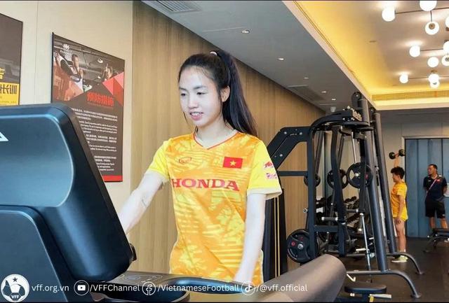 'Hot girl' Trần Thị Duyên phẫu thuật thành công chấn thương dây chằng, lãnh đạo VFF thăm hỏi- Ảnh 2.