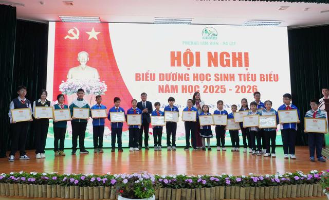 L&acirc;m Đồng: Khen thưởng hơn 300 học sinh để nu&ocirc;i dưỡng kh&aacute;t vọng học tập - Ảnh 2.