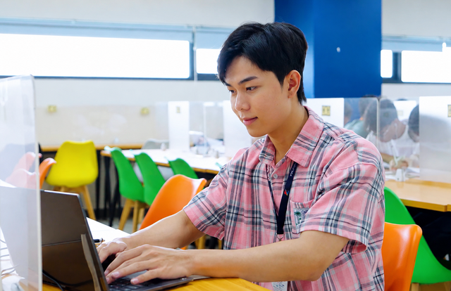 Hành trình phát triển toàn diện của sinh viên HUFLIT- Ảnh 2.