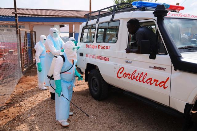 Lo ngại virus Ebola đột biến, CDC ch&acirc;u Phi tung chiến dịch 'g&otilde; cửa từng nh&agrave;'- Ảnh 1.