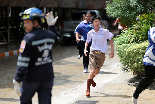 Tay súng thiếu niên Thái Lan giết ông bà trước khi đến trường nổ súng - Ảnh 8.