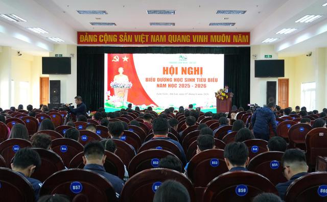 L&acirc;m Đồng: Khen thưởng hơn 300 học sinh để nu&ocirc;i dưỡng kh&aacute;t vọng học tập - Ảnh 3.