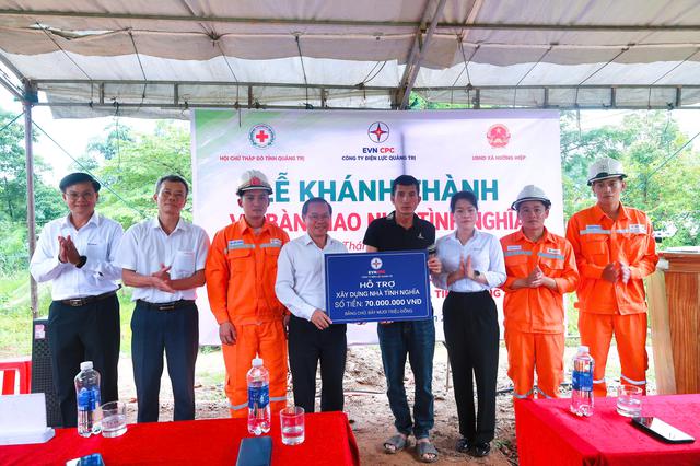 C&ocirc;ng ty Điện lực Quảng Trị b&agrave;n giao 2 nh&agrave; t&igrave;nh nghĩa - Ảnh 1.