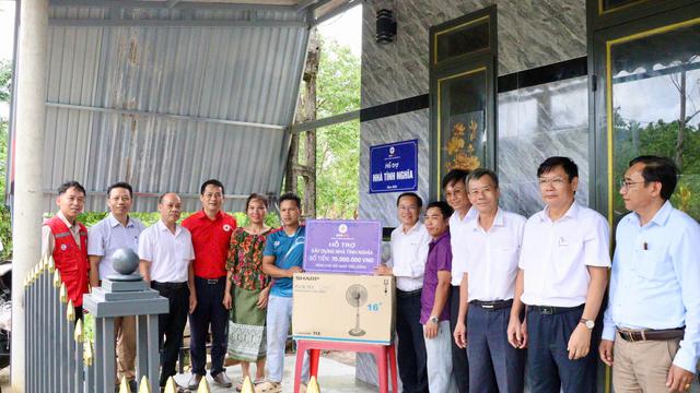 C&ocirc;ng ty Điện lực Quảng Trị b&agrave;n giao 2 nh&agrave; t&igrave;nh nghĩa - Ảnh 2.