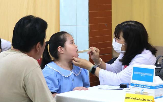 Năm học 2026-2027, học sinh - sinh viên tại TP.HCM không phải đóng tiền khám sức khỏe- Ảnh 1.