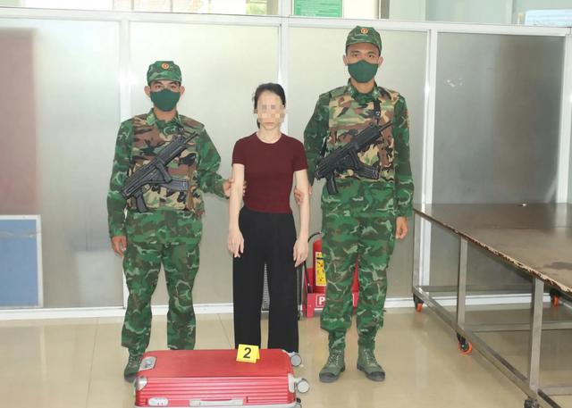 Đồn Mộc bài khởi tố người phụ nữ giấu súng trong hành lý - Ảnh 1.