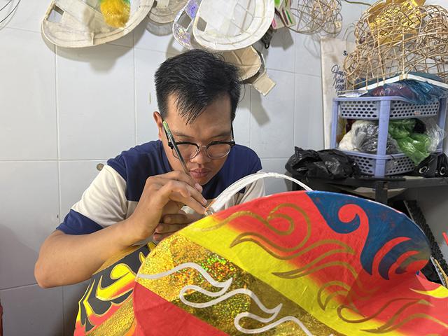 Đầu lân với giá hơn 5 triệu đồng/cái của chàng trai này có gì đặc biệt? - Ảnh 1.