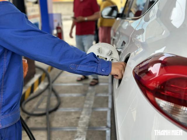 Giá xăng dầu hôm nay 7.8.2026: Thế giới tăng, xăng E10 giảm hơn 1.000 đồng/lít- Ảnh 1.