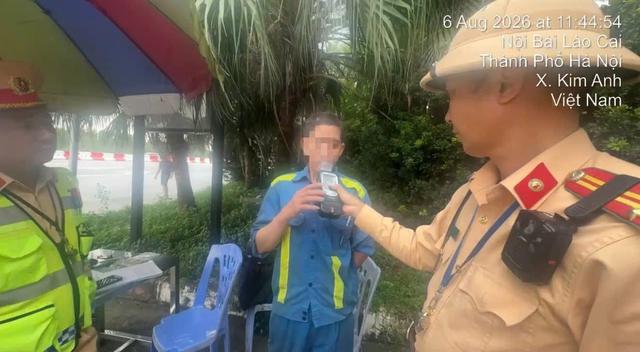 Vi phạm nồng độ cồn gấp đôi mức kịch khung còn lái xe máy trên cao tốc - Ảnh 1.