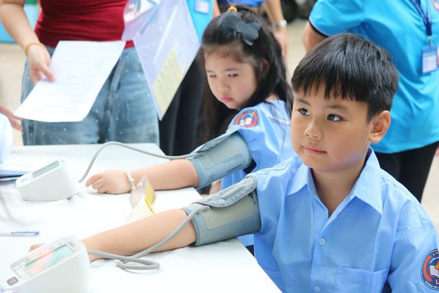 Năm học 2026-2027, học sinh - sinh viên tại TP.HCM không phải đóng tiền khám sức khỏe- Ảnh 2.