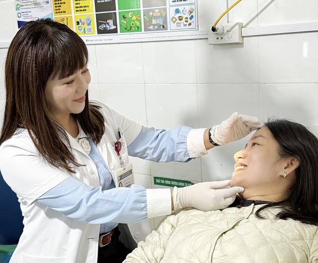 L&agrave;m sao biết được chất lượng thật của răng giả - Ảnh 2.