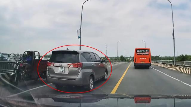 Lái ô tô đè trúng vạch vàng liền nét trên đường hai chiều, bị phạt bao nhiêu? - Ảnh 1.