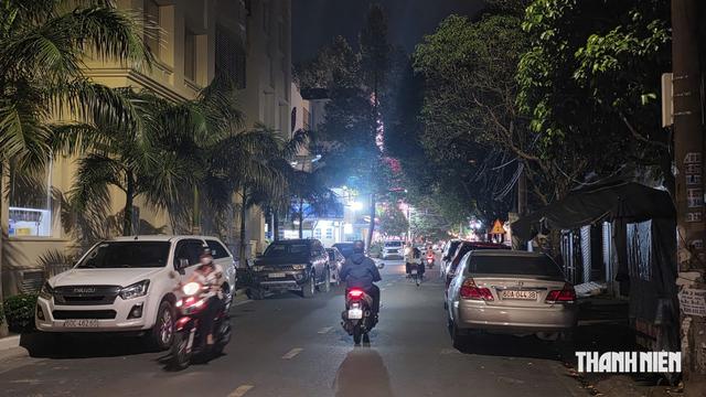 &Ocirc; t&ocirc; đậu k&iacute;n hai b&ecirc;n đường, người d&acirc;n khổ sở t&igrave;m lối đi - Ảnh 2.