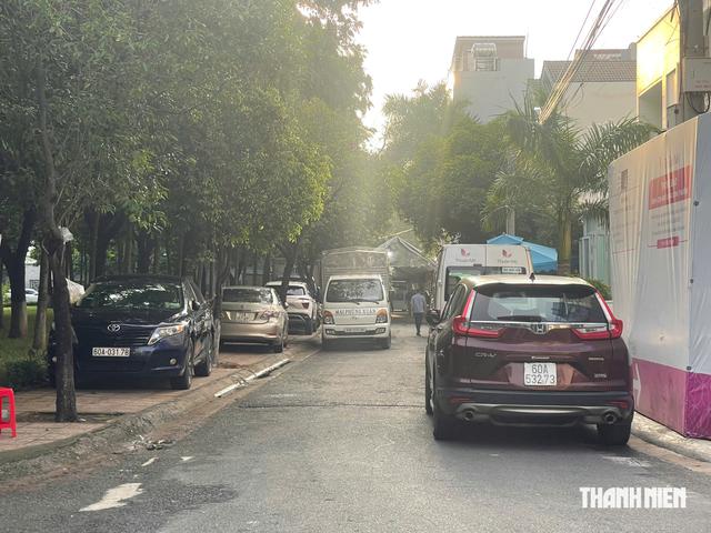 &Ocirc; t&ocirc; đậu k&iacute;n hai b&ecirc;n đường, người d&acirc;n khổ sở t&igrave;m lối đi - Ảnh 3.