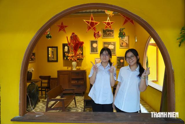Rủ nhau check-in 'phố cổ Hội An' ở… TP.HCM - Ảnh 2.