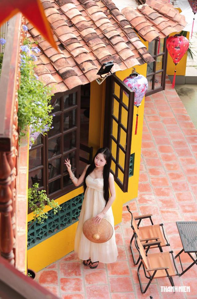 Rủ nhau check-in 'phố cổ Hội An' ở… TP.HCM - Ảnh 8.