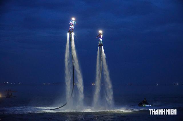 Mãn nhãn xem 'phi hành gia' thắp sáng biển Quy Nhơn bằng flyboard- Ảnh 5.