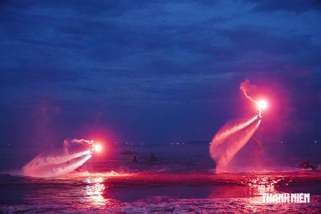 Mãn nhãn xem 'phi hành gia' thắp sáng biển Quy Nhơn bằng flyboard- Ảnh 1.