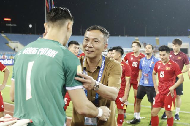 Chủ tịch VFF xuống s&acirc;n ch&uacute;c mừng đội tuyển Việt Nam: Thưởng tiền tỉ cho v&eacute; b&aacute;n kết- Ảnh 2.