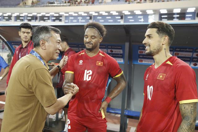 Chủ tịch VFF xuống s&acirc;n ch&uacute;c mừng đội tuyển Việt Nam: Thưởng tiền tỉ cho v&eacute; b&aacute;n kết- Ảnh 3.