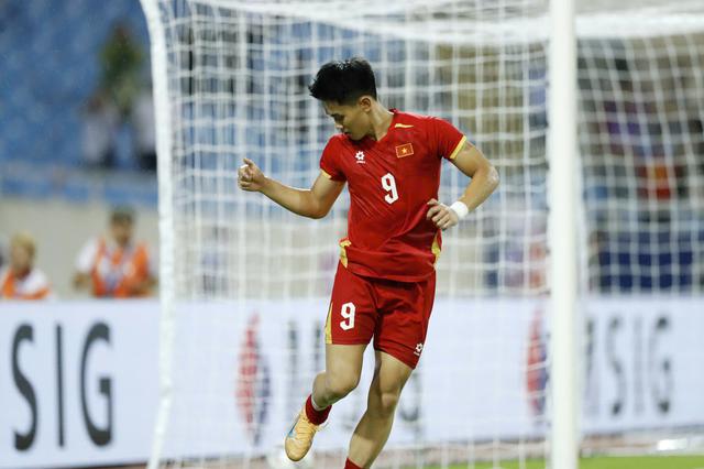 HLV Kim Sang-sik ph&ecirc; b&igrave;nh nhẹ đội tuyển Việt Nam, n&oacute;i cực hay về Đ&igrave;nh Bắc: &lsquo;T&ocirc;i khuy&ecirc;n cậu ấy&hellip;&rsquo;- Ảnh 3.