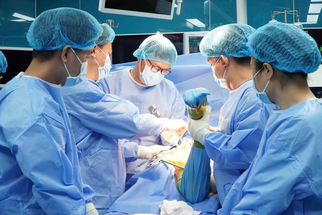 Bệnh viện đa khoa Vũng Tàu triển khai kỹ thuật thay khớp háng bán phần- Ảnh 1.