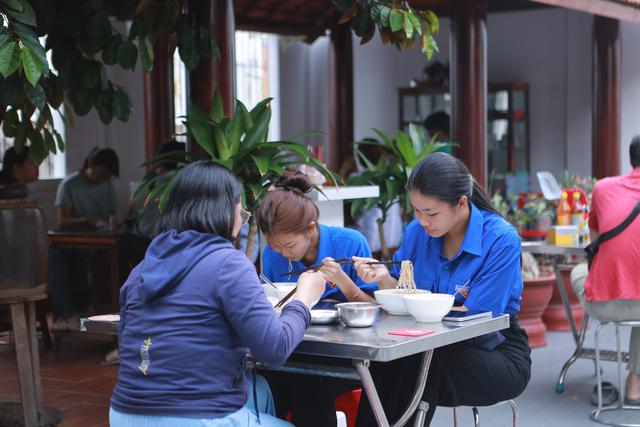 Chủ qu&aacute;n hủ tiếu biệt thự 30.000 đồng: 'Giờ kh&aacute;ch đ&ocirc;ng qu&aacute;, ch&uacute;ng t&ocirc;i l&agrave;m kh&ocirc;ng xuể' - Ảnh 5.