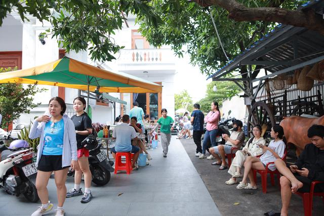 Chủ qu&aacute;n hủ tiếu biệt thự 30.000 đồng: 'Giờ kh&aacute;ch đ&ocirc;ng qu&aacute;, ch&uacute;ng t&ocirc;i l&agrave;m kh&ocirc;ng xuể' - Ảnh 1.