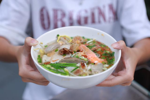 Chủ qu&aacute;n hủ tiếu biệt thự 30.000 đồng: 'Giờ kh&aacute;ch đ&ocirc;ng qu&aacute;, ch&uacute;ng t&ocirc;i l&agrave;m kh&ocirc;ng xuể' - Ảnh 3.