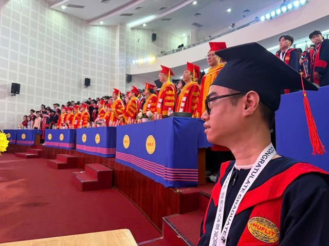 Mẹ đẩy xe lăn đưa con l&ecirc;n nhận bằng tốt nghiệp, ai cũng rưng rưng - Ảnh 2.