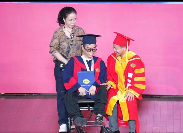 Mẹ đẩy xe lăn đưa con l&ecirc;n nhận bằng tốt nghiệp, ai cũng rưng rưng - Ảnh 1.