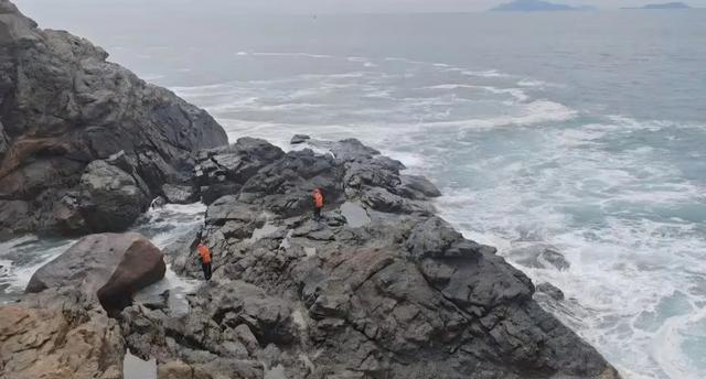 Đ&agrave; Nẵng: 6 người ra Mũi Ngh&ecirc; tắm biển rồi bị s&oacute;ng cuốn, 3 người mất t&iacute;ch- Ảnh 1.