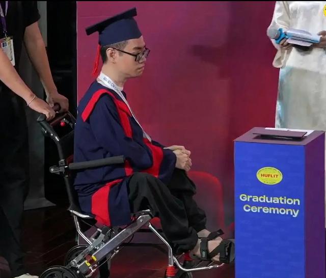 Mẹ đẩy xe lăn đưa con l&ecirc;n nhận bằng tốt nghiệp, ai cũng rưng rưng - Ảnh 3.