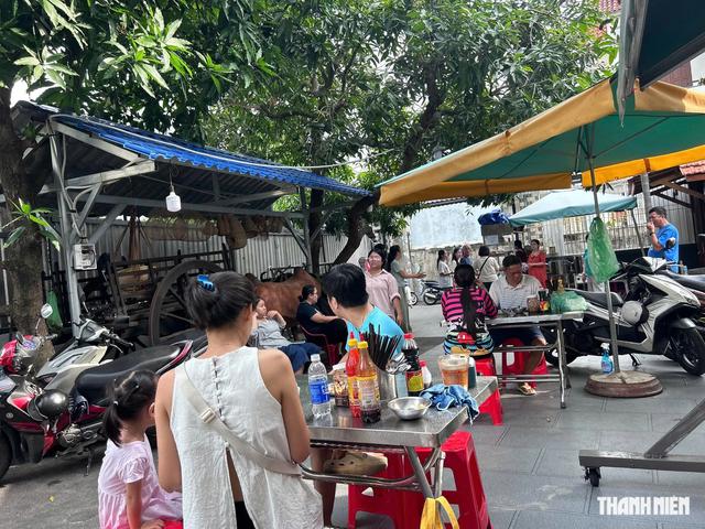 Người trẻ dậy từ 6 giờ s&aacute;ng để ăn hủ tiếu g&otilde; trong biệt thự - Ảnh 2.