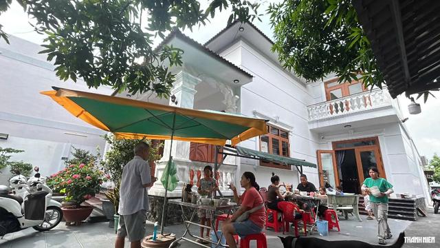 Người trẻ dậy từ 6 giờ s&aacute;ng để ăn hủ tiếu g&otilde; trong biệt thự - Ảnh 4.