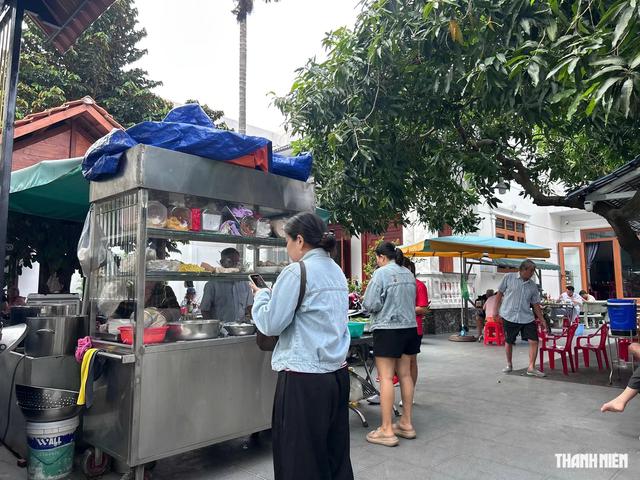 Người trẻ dậy từ 6 giờ s&aacute;ng để ăn hủ tiếu g&otilde; trong biệt thự - Ảnh 5.