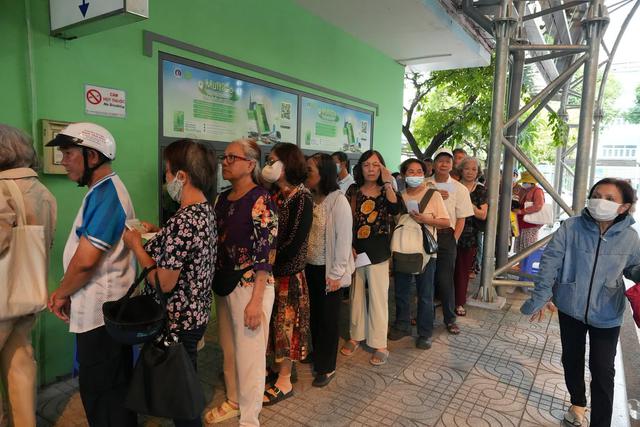 Hệ thống quá tải vì người dân TP.HCM ùn ùn đi làm thẻ GTCC miễn phí- Ảnh 1.