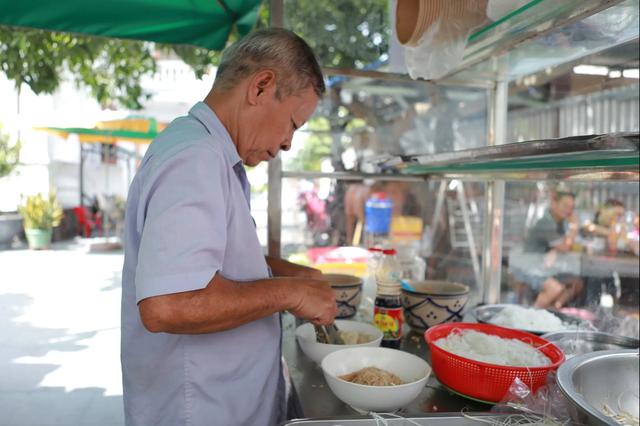 Chủ qu&aacute;n hủ tiếu biệt thự 30.000 đồng: 'Giờ kh&aacute;ch đ&ocirc;ng qu&aacute;, ch&uacute;ng t&ocirc;i l&agrave;m kh&ocirc;ng xuể' - Ảnh 2.