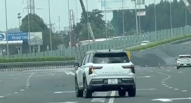 CSGT ghi hình công khai, tài xế vẫn đè vạch liền chuyển làn vào cao tốc - Ảnh 3.